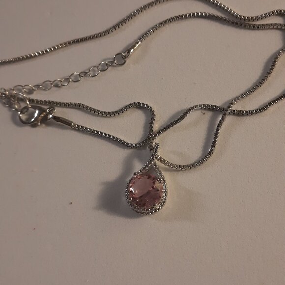 Brand New Dazzling 18k Plated Chain Necklace. - Picture 3 of 4